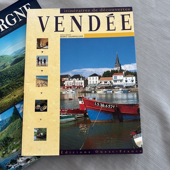 Colorful Travel Guide Set - Picture 2 of 4